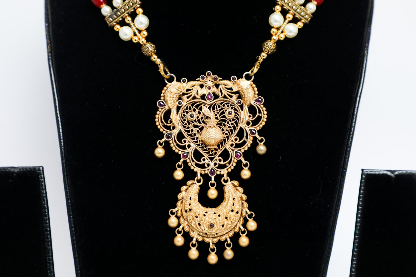 925 Temple look Kalash motif hand crafted with filigree art and finished with 22k gold polished ,comes with detachable hand woven Mala