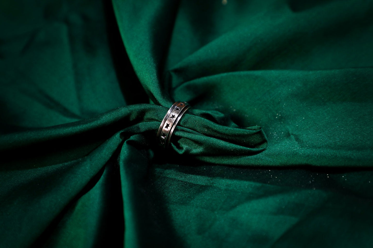 925 Oxidised silver star motif movable band ring